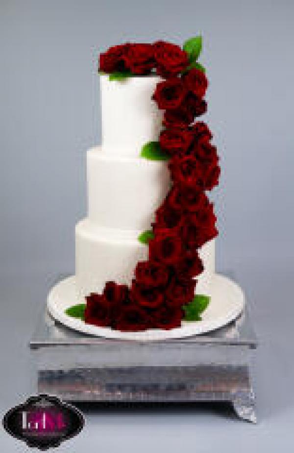 tort weselny z rozami